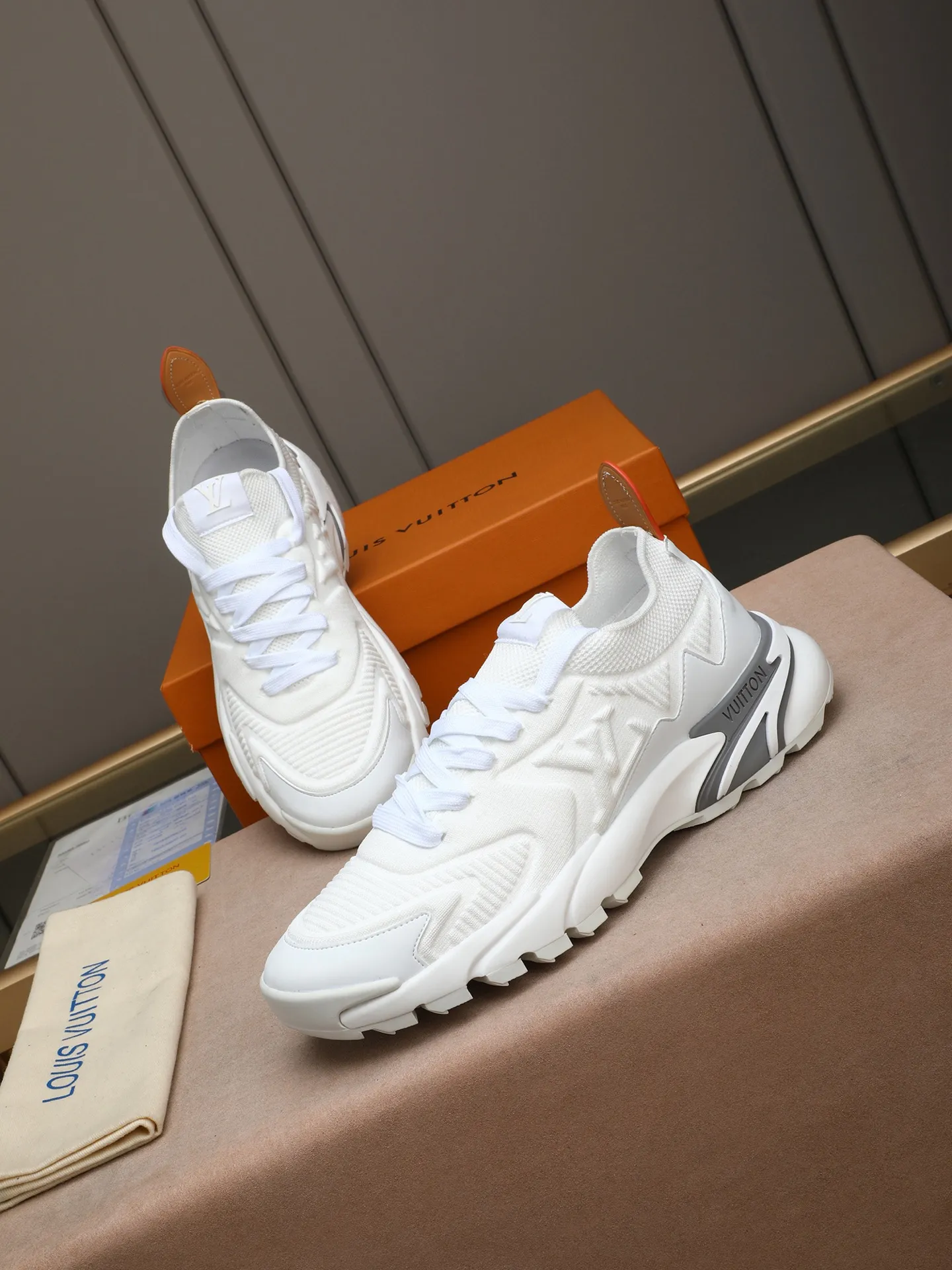 Men's Men's Shoes 💰580 LV Louis Vuitton L Jialu Brand Runner Tatic Series Thick Sole Casual Sports Shoes Running Shoes Original purchase, development and production This LV Runner Tatic sports shoe is blended with fly woven fabric material to interpret the inspiration of traditional mountaineering shoes. The LV letters are written on one side, the Louis Vuitton logo, and the light and wear-resistant rubber outsole completes the whole package. The delivery counter is exquisitely packaged🛍📦 ▪️Fabrics: Original imported custom fly-woven fabric ▪️Inner lining: Original custom-made breathable mesh ▪️Sole: Original open-molded anti-slip rubber combination material ▪️Sole thickness: 4CM ▪️Size: Men's 38-44 (45 custom-made)